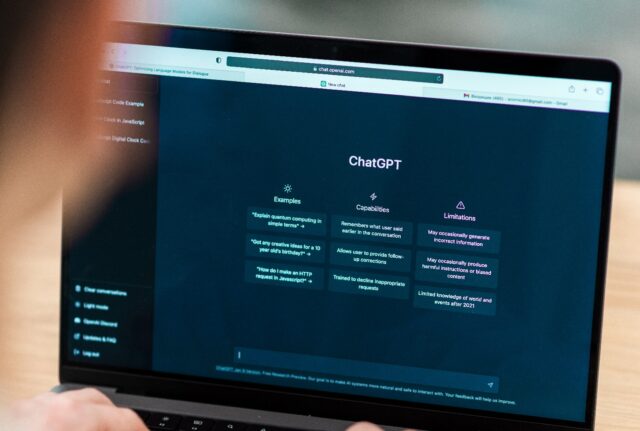 Opened AI chat on laptop Publicité dans ChatGPT l’IA perd-t-elle de sa neutralité