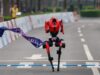 En Chine : Le semi-marathon de robots humanoïdes fait sensation Semi-marathon de robots humanoïdes : la Chine fait sensation