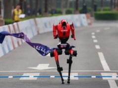 En Chine : Le semi-marathon de robots humanoïdes fait sensation Semi-marathon de robots humanoïdes : la Chine fait sensation