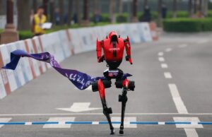 En Chine : Le semi-marathon de robots humanoïdes fait sensation Semi-marathon de robots humanoïdes : la Chine fait sensation