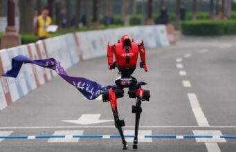 En Chine : Le semi-marathon de robots humanoïdes fait sensation Semi-marathon de robots humanoïdes : la Chine fait sensation