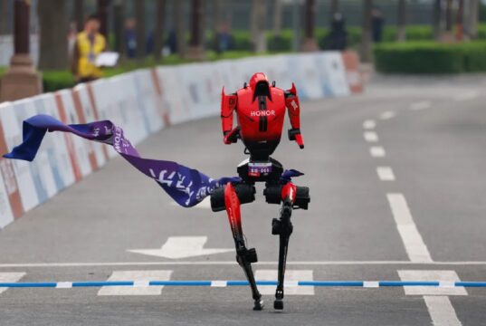 En Chine : Le semi-marathon de robots humanoïdes fait sensation Semi-marathon de robots humanoïdes : la Chine fait sensation