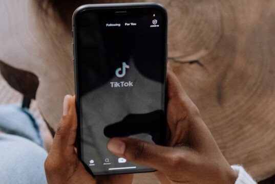 TikTok veut freiner la prolifération des vidéos générées par IA TikTok veut freiner la prolifération des vidéos générées par IA