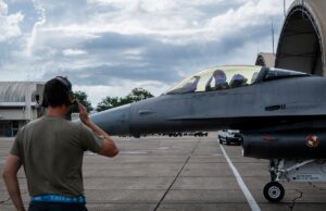 L’IA aux commandes d’un avion F-16 : un test réussi aux États-Unis L'IA aux commandes d'un avion F-16 un test réussi aux États-Unis