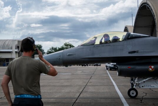 L’IA aux commandes d’un avion F-16 : un test réussi aux États-Unis L'IA aux commandes d'un avion F-16 un test réussi aux États-Unis