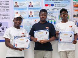 Trois lycéens togolais découvrent la robotique et l’IA en Chine