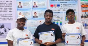 Trois lycéens togolais découvrent la robotique et l’IA en Chine